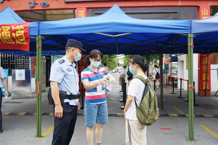 高考考生在開考前2小時丟失身份證，民警啟動應急方案，不到10分鐘解決3.jpg