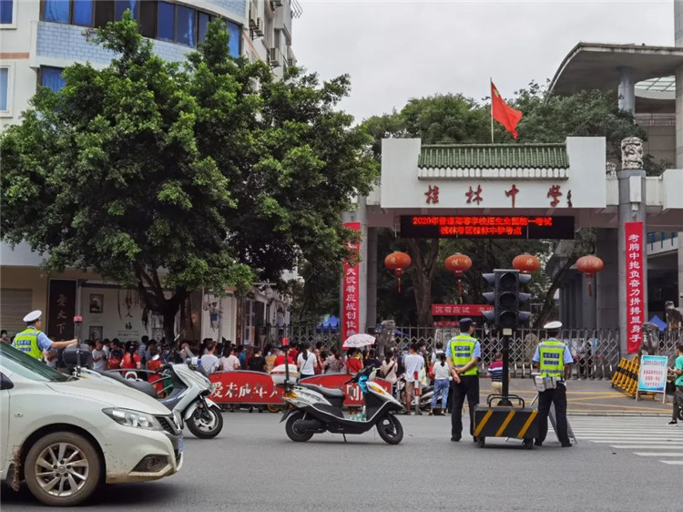 高考考生在開考前2小時丟失身份證，民警啟動應急方案，不到10分鐘解決1.jpg