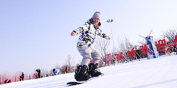 曲阜蝸牛谷滑雪場與小泥人背景.jpg